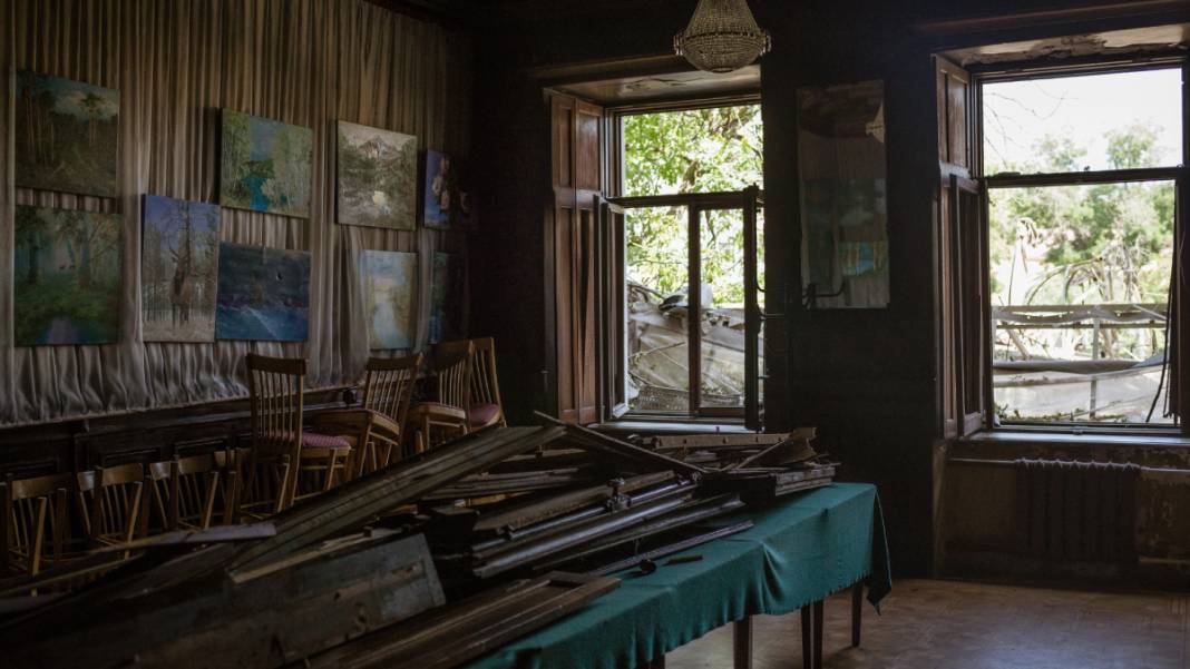 Odesa'ya yine f&uuml;ze saldırısı: Tarihi yapılar enkaza d&ouml;nd&uuml; 4